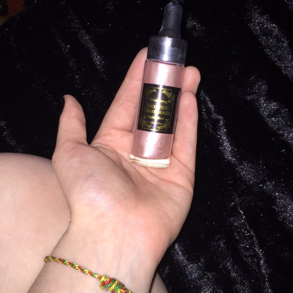 Rosy gold shimmering liquid highlighter